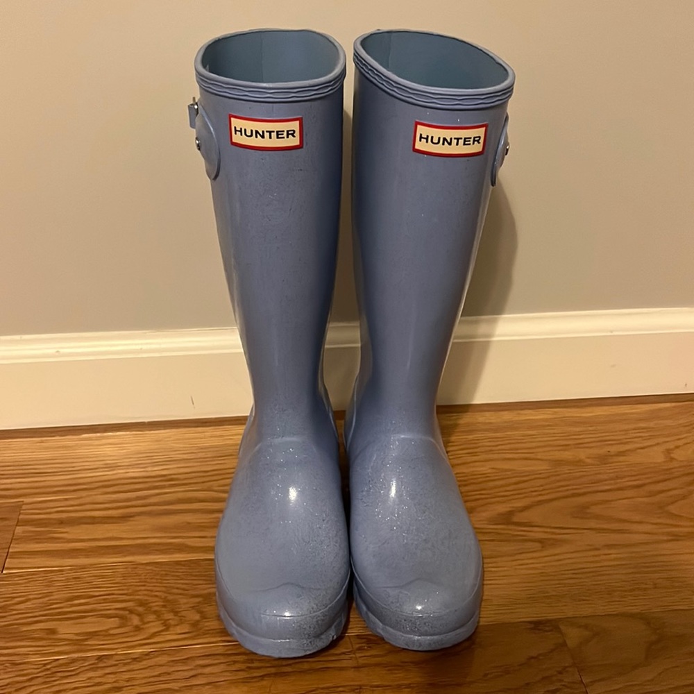 Light blue Hunter rain boots.